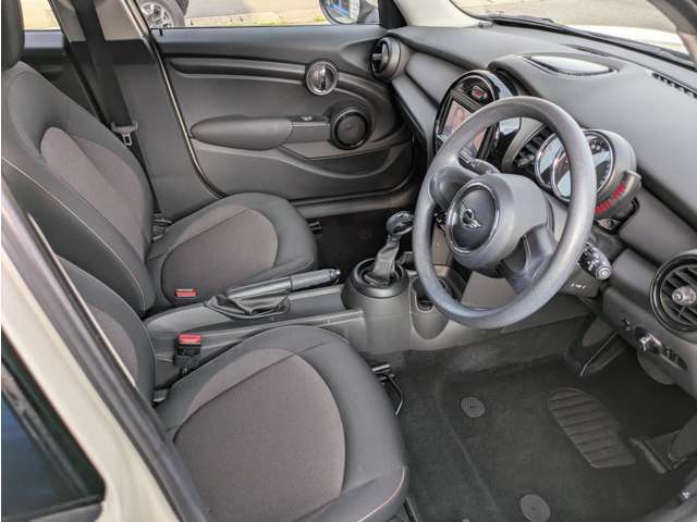 運転席は足元も広々♪シートリフターも装備されておりますので運転しやすいポジションに調整出来ます♪安全運転はまず正しい姿勢から♪