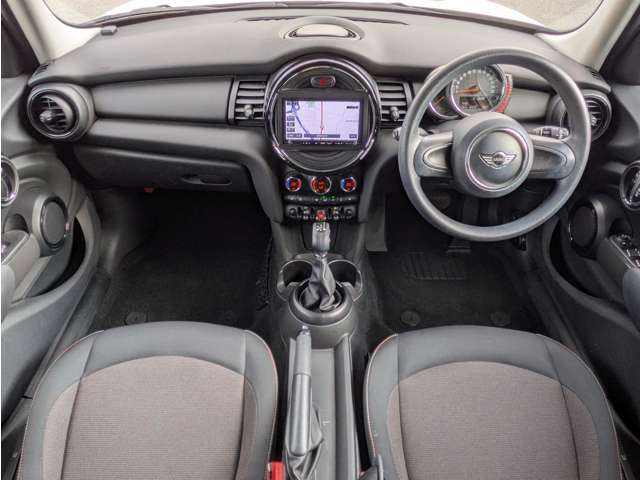 内装はブラックを基調としたシックで落ち着いた雰囲気の車内になっております♪パネルやスイッチ類には目立つキズや汚れ等も無くキレイな状態です♪