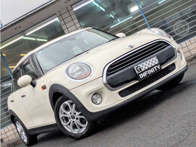 老若男女を問わず大人気のMINI♪1オーナーの3代目F型5ドアのワン♪お得な車検：2年付です♪社外ナビがインストールされ便利なバックカメラ付♪純正ナビでは見られないフルセグ視聴可能♪Bluetoothもご利用可能です♪