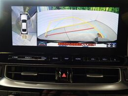 【パノラミックビューモニター】専用のカメラにより、上から見下ろしたような視点で360度クルマの周囲を確認することができます☆縦列駐車や幅寄せ時に活躍してくれます♪