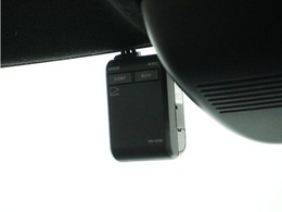 ◆ドライブレコーダー◆映像・音声などを記録する自動車用の装置です。　もしもの事故の際の記録はもちろん、旅行の際の思い出としてドライブの映像を楽しむことができます。