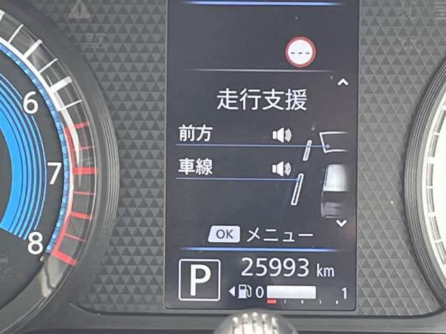 視認性向上のために大型化したメータークラスターにカラー液晶を使用したアドヴァンスドディスプレイを採用。