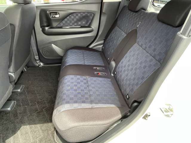 リアシートはスライド出来ますので、軽自動車なのに足元広々！ゆったり乗ることが出来ます。