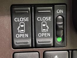 【両側パワースライドドア】スマートキーや運転席のスイッチで後席両側スライドドアの開閉が可能♪電動だから力を入れてドアを開ける必要が無く、小さなお子様でも簡単に開け閉めでき快適です♪