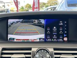 【バックモニター】後ろのカメラの映像をモニターに映し出すことができます！後方の見えない死角や、障害物との距離感をしっかり確認することができます！駐車が苦手な方におすすめです。