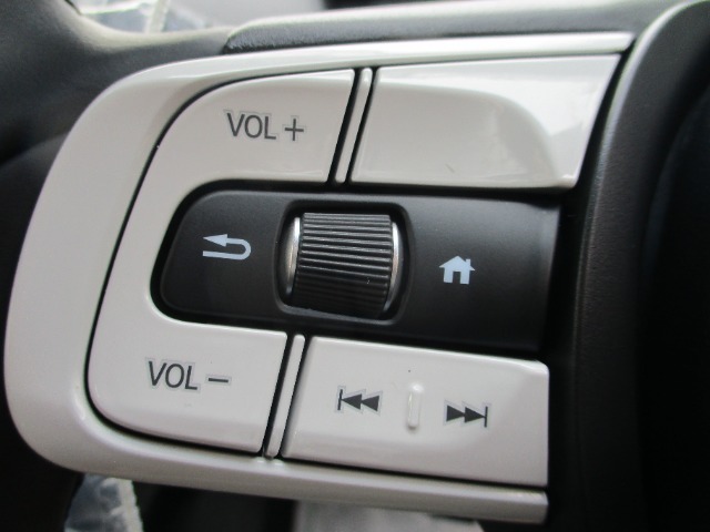 ステアリングリモコン付きで運転中でも手元でオーディオの操作が可能♪