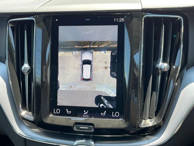 【360°ビューカメラ】4台の高解像度カメラで360度の鳥瞰図を表示。隣の車や壁、死角にある障害物などを画面で確認できるため、狭いスペースでの駐車・出入りも安心です。