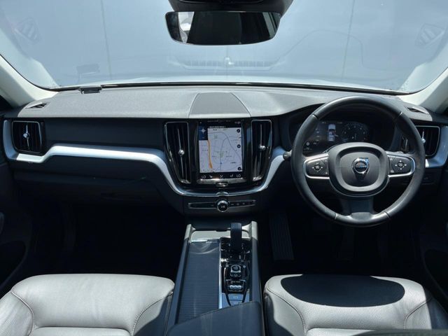 XC60　B5　AWD　モメンタム入庫いたしました。内装が黒本皮の大人気の組み合わせになります。安全機能盛りだくさんで、ドライブも快適になる車間違いなし！