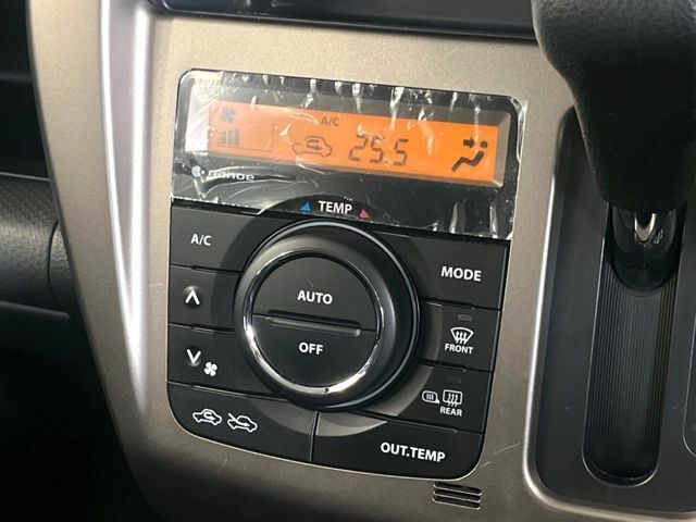 【オートエアコン】一度お好みの温度に設定すれば、車内の温度を検知し風量や温度を自動で調整。暑い…寒い…と何度もスイッチ操作をする必要はありません。快適な車内空間には必須の機能ですね♪