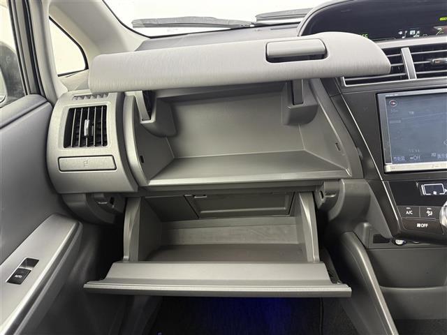 【グローブボックス】『グローブボックス』の画像になります。車検証ケースや日頃使う小物類の収納に便利ですね！