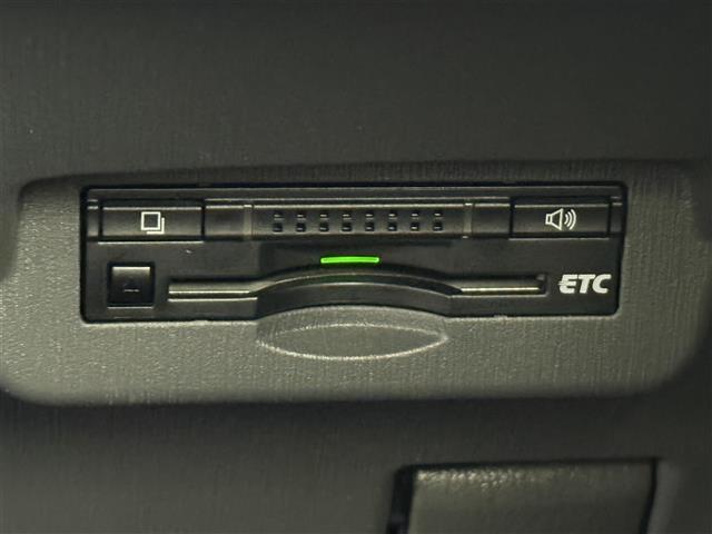 【ETC】有料道路を利用する際に料金所で停止することなく通過できる、ETC車載器（ノンストップ自動料金収受システム機器）が装備されています。セットアップを行うことで利用可能になります。