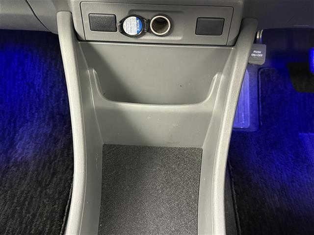 【グローブボックス】『グローブボックス』の画像になります。車検証ケースや日頃使う小物類の収納に便利ですね！