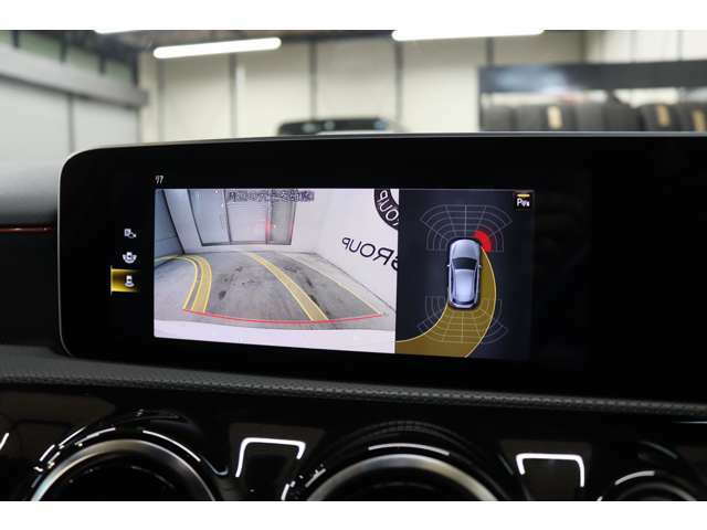 ガイドライン付きバックカメラ！車輌の前後にはパークトロニックセンサーも装備し、より安全な車庫入れなどが可能です！！