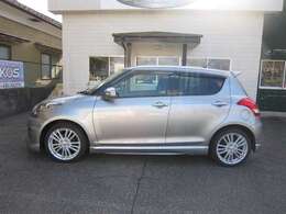 純正アルミホイールとエアロパーツがスタイルを引き締めています。