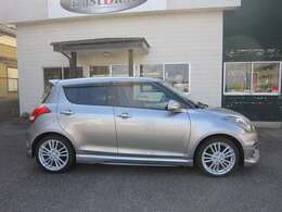 スマートキーですので、キーをポケットやバッグに入れたままドアロックの施錠開錠、エンジンスタートが出来ます。