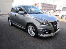 オプションパーツのフロントリップスポイラーが装着されています。