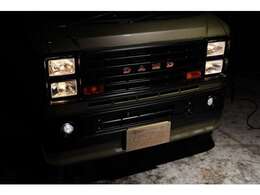 FUZZフェイスチェンジ角目4灯の印象的なヘッドランプとクラシカルで直線的なグリルのフロントマスクで、アトレーを全く別世界のスタイリングに。