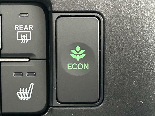 【ECONモード（イーコン）】クルマの動きを管理するシステムです。燃費を優先に自動制御されるもので、低燃費走行を自然にできるようになります。//