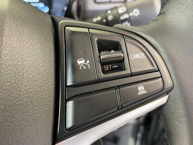 【クルーズコントロール】高速道路もラクラク走行。アクセルを離しても一定速度で走行ができ、長距離運転時の負担を軽減！加速・減速も簡単なスイッチ操作で調整できます。