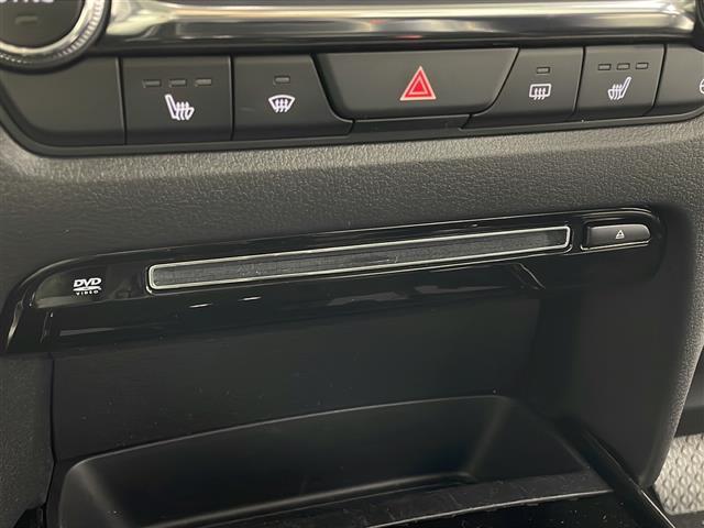 【CD/DVDプレーヤー/フルセグTV】オプションのCD/DVDプレーヤー/フルセグTVがついています！車内をより快適に！