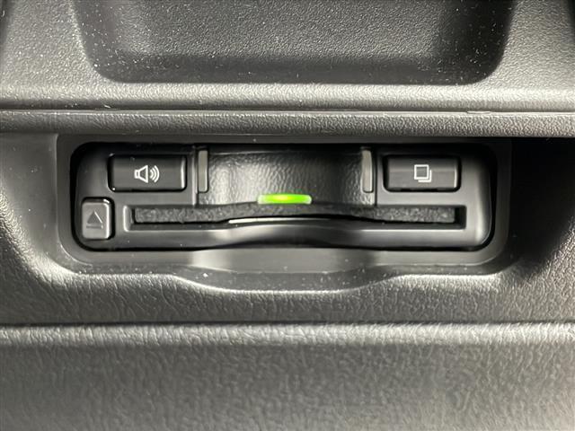 【ETC】有料道路を利用する際に料金所で停止することなく通過できる、ETC車載器（ノンストップ自動料金収受システム機器）が装備されています。セットアップを行うことで利用可能になります。