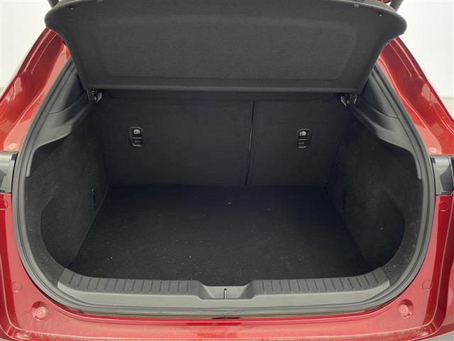 【トランク】積み込みやすくて、たっぷり積める荷室です。シートアレンジできるものは、乗車人数と荷物の量や大きさによってシートを動かすことができるので、より快適なドライブが可能です！