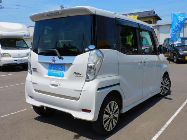 弊社のお車は全車高温スチーム殺菌にてルームクリーニング、外装につきましては熟練のスタッフが約一日かけて念入りにポリッシャー磨きにて仕上げております！！艶々の水ハジキばっちりで納車させて頂きます！！！