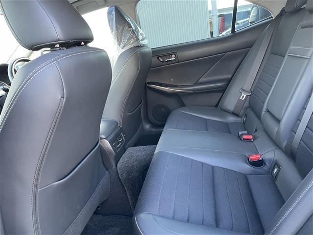 【後部座席】後席もゆったりドライブを楽しめます。内外装はプロこだわりのクリーニングで清潔なおクルマでご納車させていただきます！店舗での現車確認も承っています！