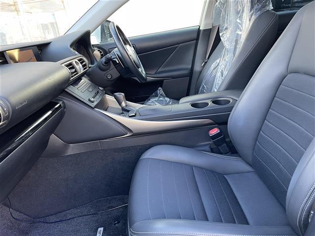 【助手席】きれいな助手席なので家族や友だちに乗ってもらっても安心です！新品のフロアマットのご注文も可能です。掲載箇所以外にご希望の写真がございましたらお気軽にお問い合わせ下さい。