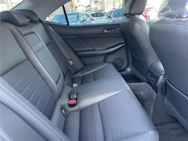 【後部座席】後席もゆったりドライブを楽しめます。内外装はプロこだわりのクリーニングで清潔なおクルマでご納車させていただきます！店舗での現車確認も承っています！