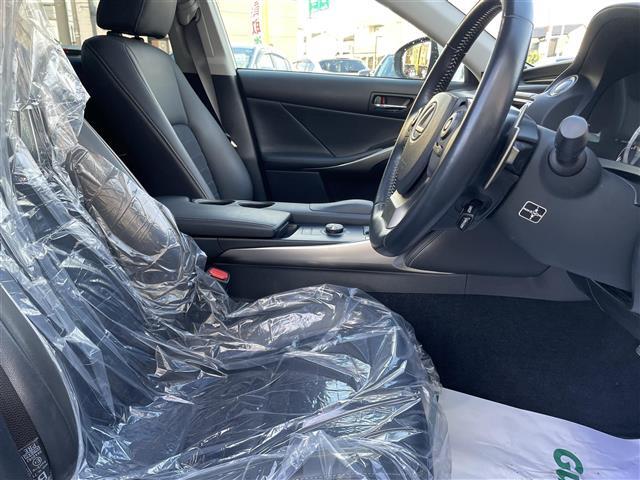 【運転席】座り心地が良いシートなので長時間の運転でも快適にお過ごしいただけます。新品のフロアマットのご注文も可能です。掲載箇所以外にご希望の写真がございましたらお気軽にお問い合わせ下さい。