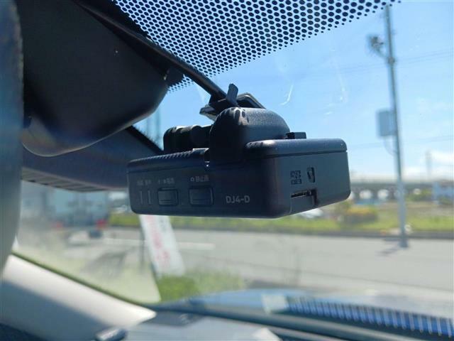 こちらドライブレコーダーの写真になります。昨今、車に必須な装備になってます！大事があったときにしっかり記録されます。駐車監視機能がついている機種もありますので、盗難防止にも一役買ってます！