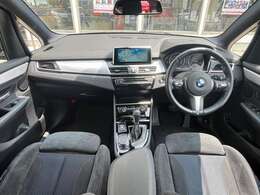 【インパネ】シンプルでスタイリッシュな操作性の良い運転席です。アイポイントが高く見切りも良いので運転しやすいです。