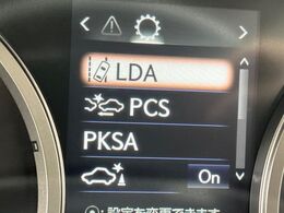【プリクラッシュセーフティ】前方の車両等を検知し、衝突しそうな時は警報で注意を促し、ブレーキを踏む力をサポート。ブレーキを踏めなかった場合は衝突被害軽減ブレーキが作動、衝突回避をサポートします。