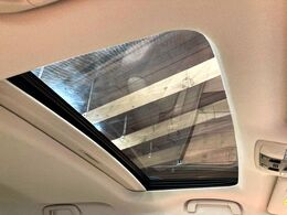 【サンルーフ】開放感たっぷりの希少装備、サンルーフが装着されています！車内に明かりを取り入れたり景色を楽しむ以外にも、車内の空気も簡単に換気できて快適です！
