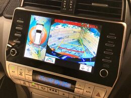【マルチテレインモニター】車のフロントやサイドのカメラ画像を同時にモニター表示することで、悪路や狭い道を走行時でも周囲の状況確認ができ安心！本格SUVにうれしい装備です♪