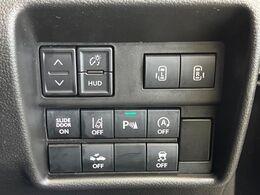 【両側電動スライドドア】運転席/助手席側とも電動スライドドアを装備。お子様の乗降りやお買い物の荷物の積み降ろしにも便利！さらに挟みこみ防止機構付きで安心です。