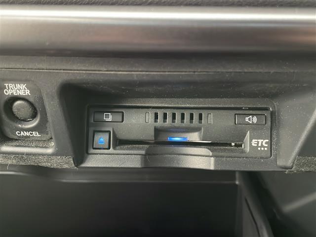 【ETC】有料道路を利用する際に料金所で停止することなく通過できる、ETC車載器（ノンストップ自動料金収受システム機器）が装備されています。セットアップを行うことで利用可能になります。