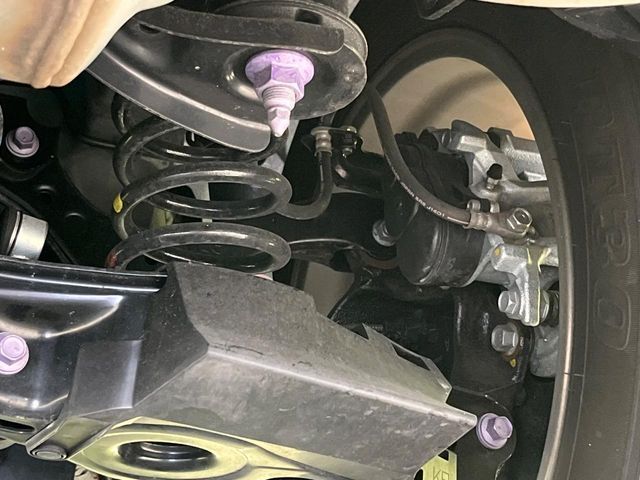 お車を安心してお乗りいただく為には、足回りの定期点検が欠かせません。サービスサポート（有償保証）では無料点検もご提供しており、安心のカーライフをお過ごしいただけるサポート体制が整っています。