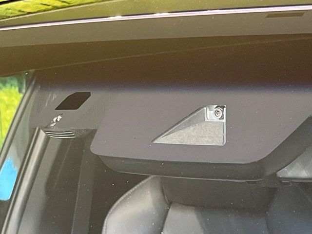 【プリクラッシュセーフティ】前方の車両等を検知し、衝突しそうな時は警報で注意を促し、ブレーキを踏む力をサポート。ブレーキを踏めなかった場合は衝突被害軽減ブレーキが作動、衝突回避をサポートします。