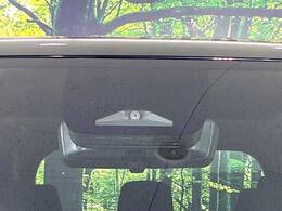 【トヨタセーフティセンス】走行中に前方の車両等を認識し、衝突しそうな時は警報とブレーキで衝突回避と被害軽減をアシスト。より安全にドライブをお楽しみいただけます。