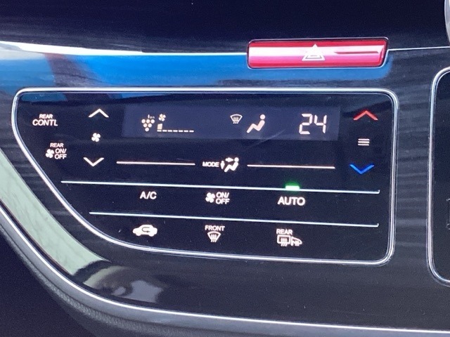 フルオートエアコンなので、スイッチ1つでオールシーズン快適温度に設定する事が出来ます。