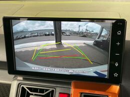 【バックカメラ】駐車時に後方がリアルタイム映像で確認できます。大型商業施設や立体駐車場での駐車時や、夜間のバック時に大活躍！運転スキルに関わらず、今や必須となった装備のひとつです！
