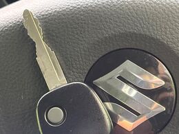 【キーレス】少し離れた場所からでもボタン一つでドアの開錠・施錠ができるのでとっても便利！ドアの鍵穴周りに傷をつけることもありません♪