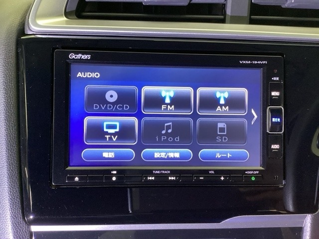メモリーナビにフルセグTV機能あり。　ドライブや旅行に欠かせない装備です。