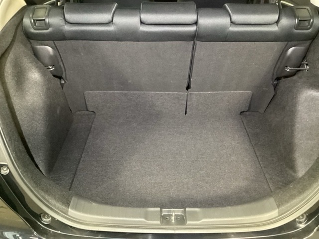 荷物の積み下ろしがスムーズな広々荷室。シートアレンジも簡単です。