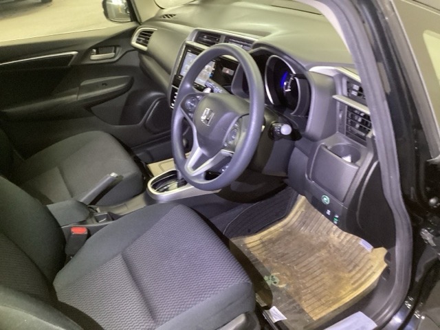 フィット感のあるシート。身体をしっかりと支えてくれるので、長時間の運転も快適にサポートしてくれます。