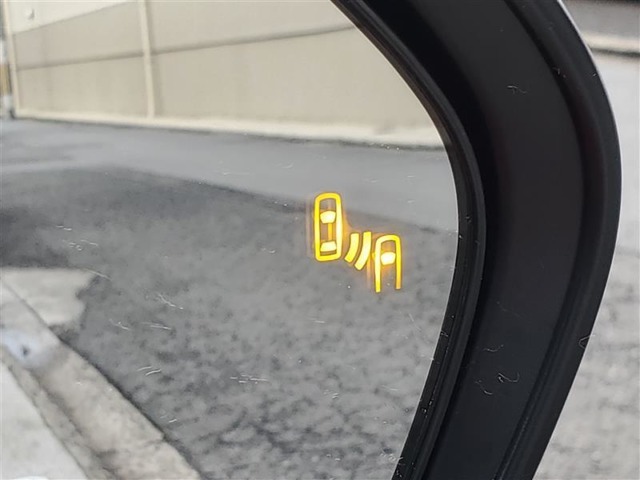 {ブラインドスポットモニター｝隣の車線を走る車両をレーダーで検知し、ドアミラーに搭載されたLEDインジケーターが点灯し注意を喚起してくれます。