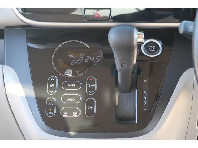 タッチパネル式オートエアコン　セレクトレバー　エンジンスイッチ