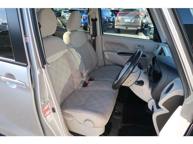 フロントシートはレバー式調整　センターアームレスト